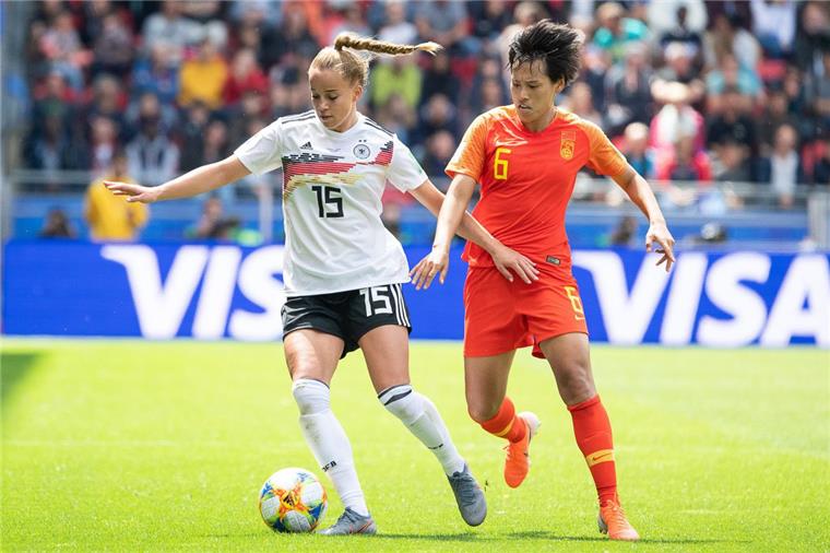 DFB-Frauen mit zittrigem WM-Start Beschert Deutschland den Sieg gegen China: Giulia Gwinn (links).