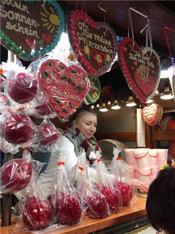 Beschriftete und verzierte Lebkuchenherzen gehören zu jedem Weihnachtsmarkt einf...