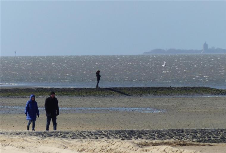 Corona-Krise: Cuxhaven lockert Strandverbot für Auswärtige Besitzerinnen und Besitzer von Zweitwohnungen sowie Dauercamper dürfen in den Strandgebieten unterwegs sein. Gleiches gilt für Einwohner der Stadt und des Landkreises Cuxhaven sowie Bremerhavens.