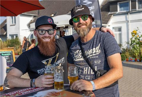 Vier Personen trinken und essen etwas