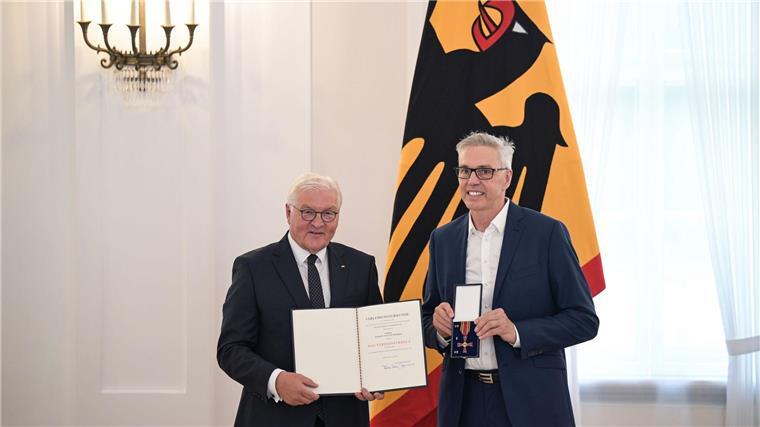 Steinmeier zeichnet Basketball-Weltmeister um Schröder aus Besondere Ehrung für den Basketball-Bundestrainer.