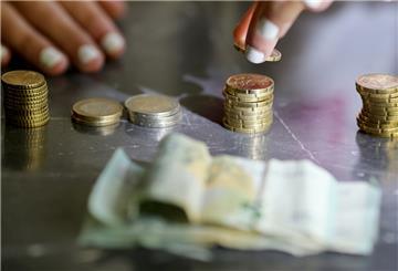 Eine Jugendliche zählt Geld.