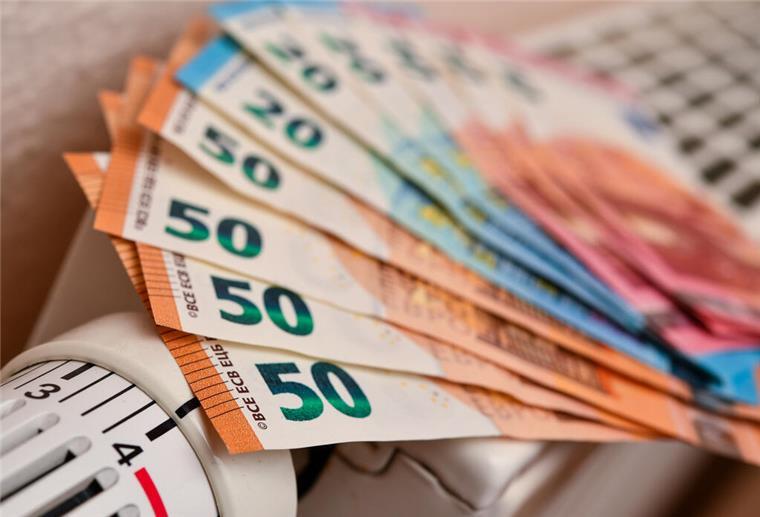 Niedersachsen: Antrag für Heizkostenzuschuss online möglich Geldscheine auf Heizung