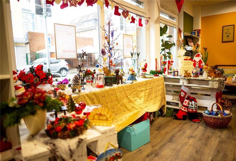 Hier könnt ihr in Bremerhaven Weihnachts-Deko tauschen Besonders beliebt sind wiederverwertbare Gestecke, Kerzenständer und Kerzen.