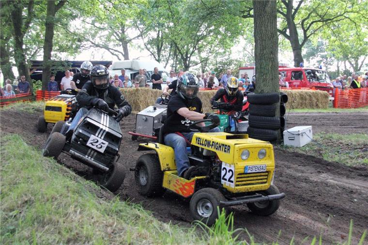 Heiße Drifts in Driftsethe: Die Renntrecker knattern wieder Besonders die Haarnadelkurve nach der Startgeraden hatte es in sich und verlangt Fahrern und Maschinen alles ab. Am 30. Juli ist es wieder soweit, dann geht es um den Drepte-Cup.