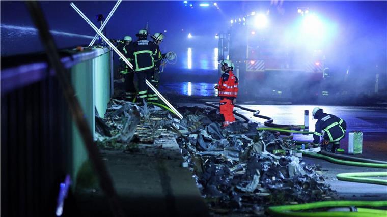 Besonders gefährlich war der Einsatz aufgrund der umherfliegenden Metallteile. Gasdruckbehälter explodierten immer wieder im Feuer. 