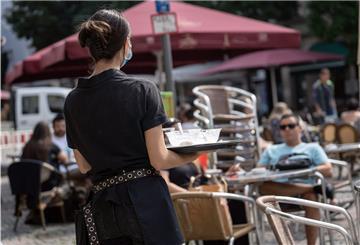 Besonders im Gastgewerbe arbeiten viele Minijobber. Als die Gaststätten wegen des Lockdowns schließen mussten, haben viele von ihnen ihre Arbeit verloren.