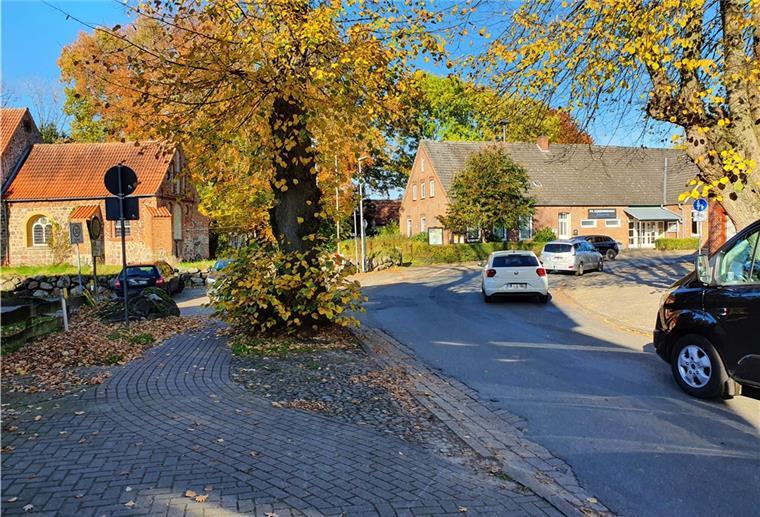 Nach Sperrung der K58: Umleitung sorgt für Ärger Autos fahren auf einer Straße.