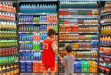 Besonders Kinder lieben die zuckerhaltigen Softdrinks mehr, als ihnen gut tut.