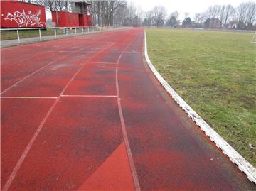 Besonders schlimm sieht es in Loxstedt aus. Da gibt es Löcher in der Sportanlage, und der Belag auf der Laufbahn hat mächtig gelitten.