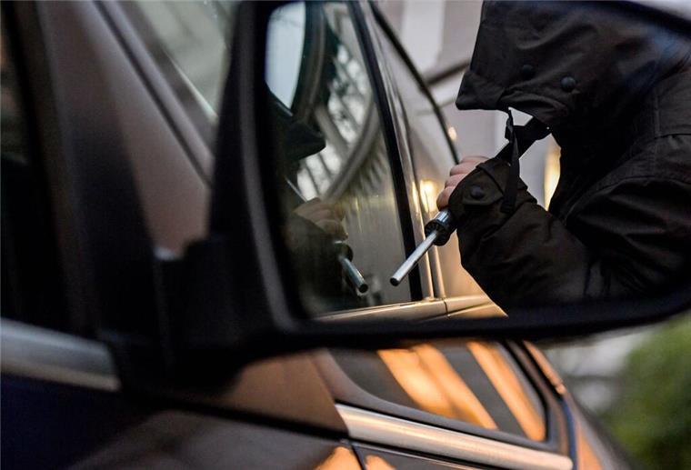 Nicht nur Luxusmarken: Diese Autos klauen Diebe am liebsten Ein Mann versucht, eine Autotür mit einer Metallstange aufzubrechen.