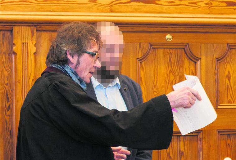 Lebensgefährlicher Steinwurf auf A27: Zweiter Verdächtiger jetzt in U-Haft Besprechen ihre Verteidigungsstrategie: Rechtsanwalt Matthias B. Koch (links) und der unter anderem wegen versuchten Mordes angeklagte 41-jährige Mann aus Loxstedt.