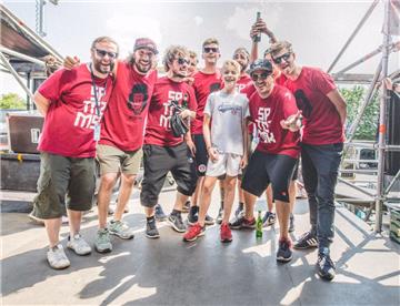 Besser als ein Selfie: Am Rande des Deichbrand-Festivals vor zwei Wochen ist dieses Foto von Matthis und Le Fly entstanden.