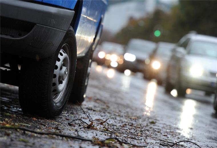 Dekra: Abblendlicht im Winter besser ganztägig einschalten Autos fahren mit Abblendlicht