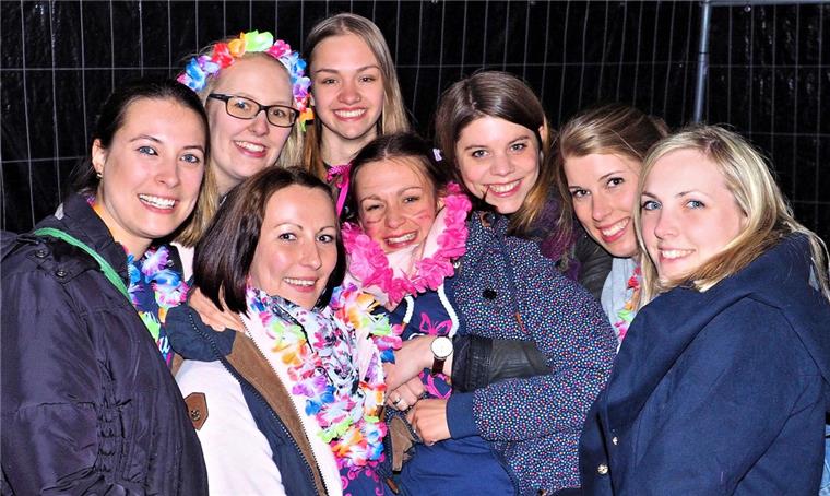 Bildergalerie vom "Rock in den Mai": Tausende Feierlustige in Sievern Beste Stimmung bei der 20. Auflage von "Rock in den Mai" in Sievern.