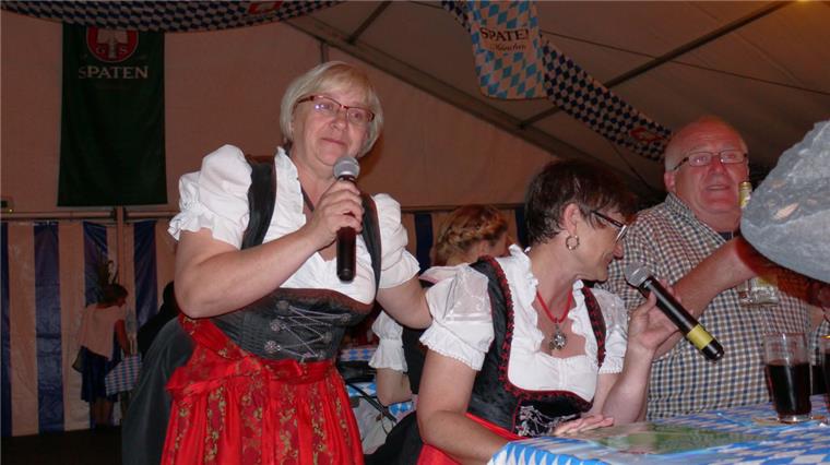 Dirndl, Polka und Bier: 500 Gäste beim Oktoberfest in Nordholz Beste Stimmung beim Oktoberfest in Nordholz.