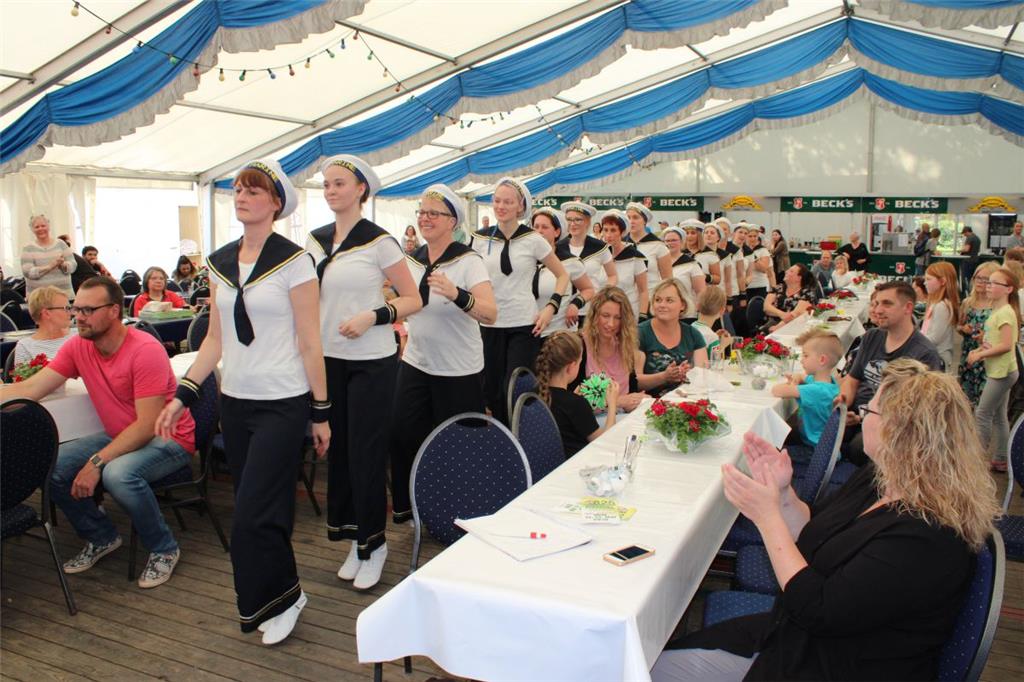 Beste Stimmung im Festzelt. 825 Jahre Wehdel. Foto: Lehmann