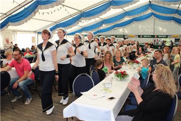 Beste Stimmung im Festzelt. 825 Jahre Wehdel. Foto: Lehmann