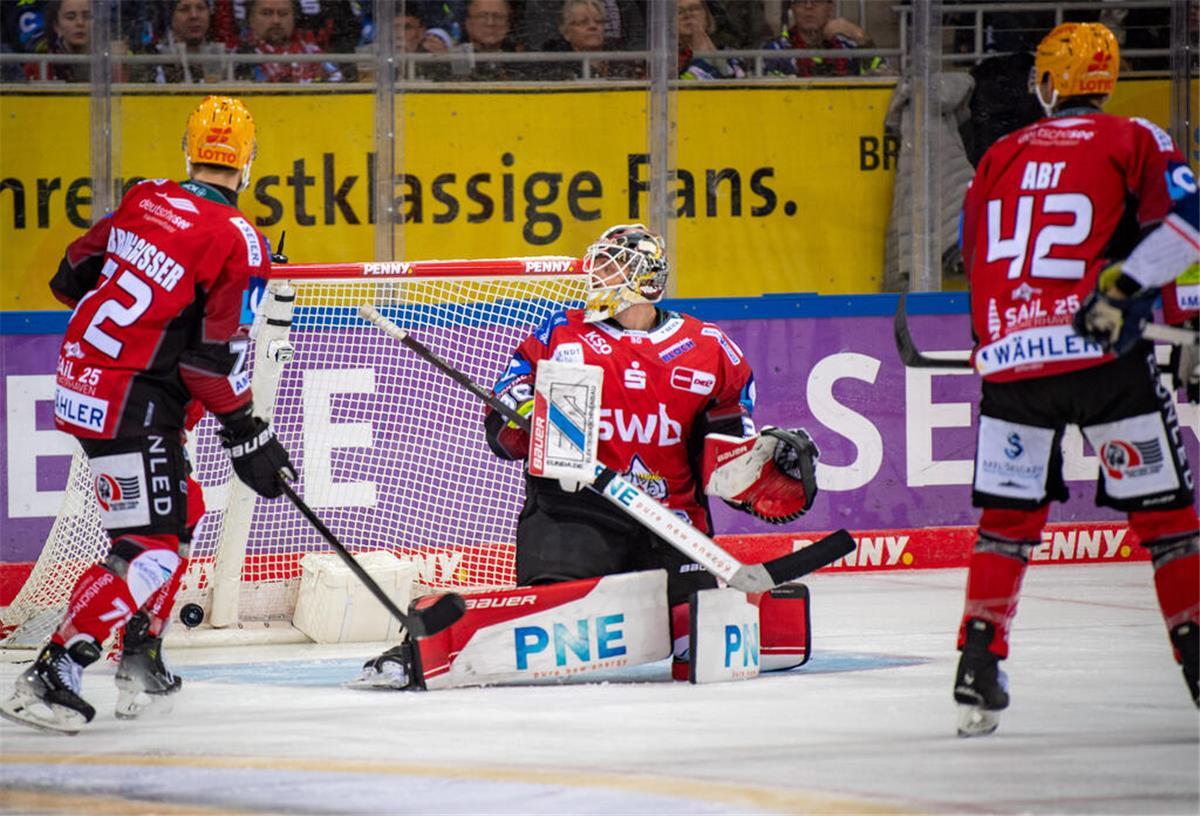 Eishockey Torhüter vor dem Tor.