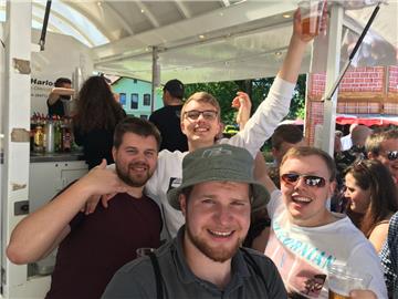 Beste Stimmung - und Cola-Korn geht immer. Frühtanz in Steinau 2018. Foto: Berli...