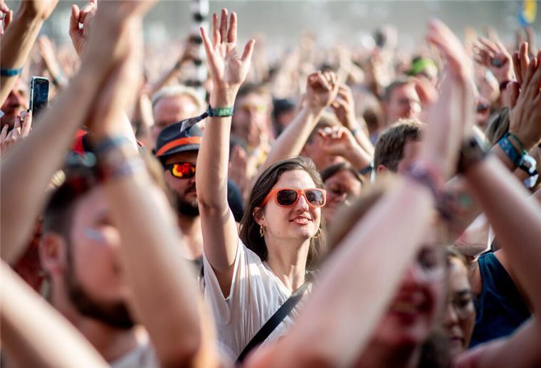 Powerfood fürs Festival: Welche Lebensmittel nehme ich mit? Zahlreiche Festivalbesucher hören sich auf dem Hurricane Festival ein Konzert an
