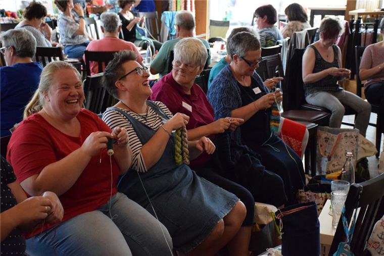 Strickerinnen aus ganz Deutschland haben sich in Nordenham getroffen Bester Laune waren die Sztrickerinnen am Wochenende in Nordenham