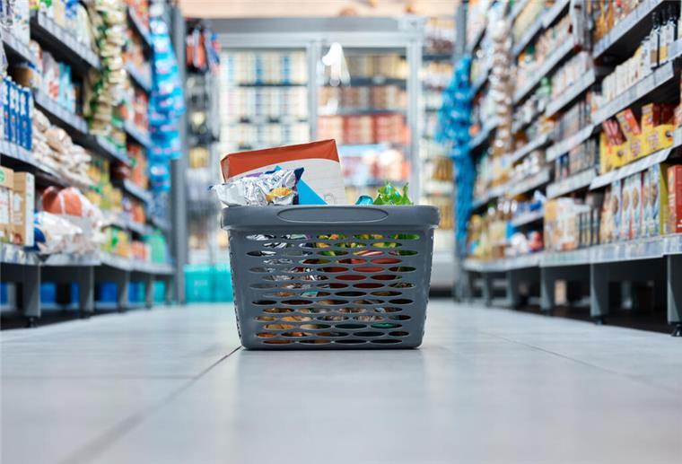 Millionen Kunden betroffen! Diese neue Supermarkt-Regel gilt schon jetzt Ein Einkaufskorb steht in einem Supermarkt auf dem Boden. Bestimmte Produkte im Supermarkt dürfen nur noch nach einem Beratungsgespräch gekauft werden. Diese Pflicht trifft alle Kunden.