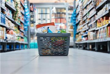 Ein Einkaufskorb steht in einem Supermarkt auf dem Boden. Bestimmte Produkte im Supermarkt dürfen nur noch nach einem Beratungsgespräch gekauft werden. Diese Pflicht trifft alle Kunden.