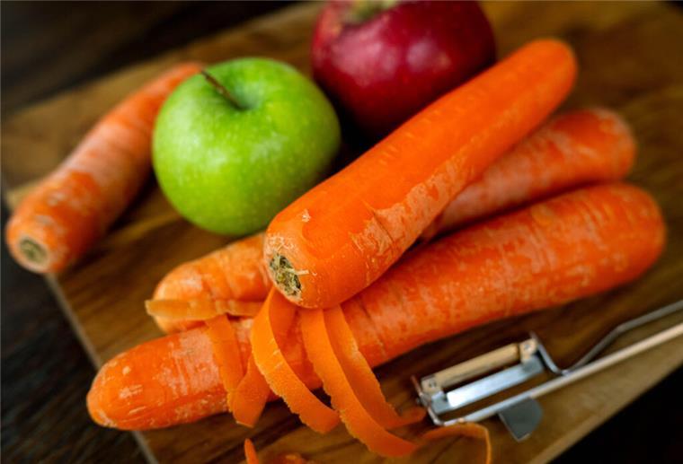 Zelltod durch Sonne: Diese Vitamin-Helden retten den Körper bei Hitze Karotten werden geschält.