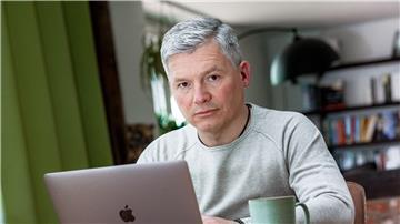 Bestseller-Autor Andreas Winkelmann sitzt vor seinem Laptop.