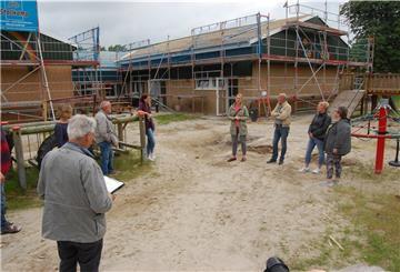 Besuch auf der Baustelle: Die Mitglieder des Infrastrukturausschusses des Gemeinderats ließen sich über den Stand der Sanierung der Kita Regenbogen informieren.