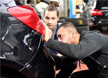 Besuch im Autohaus Biela - ein Bremerhavener Unternehmen, das regelmäßig junge Leute ausbildet. Der Azubi Delberin Ismail zeigt dem Schülerpraktikanten David Rodrigues (li.) Handgriffe am Auto.