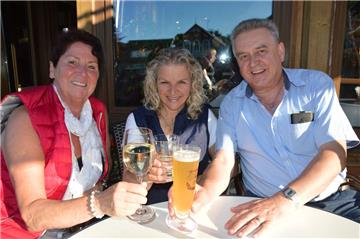 Besuch in Bad Bederkesa: Tamme-Hanken-Witwe Carmen (Mitte) mit Inge Dierks und Helmut Brömmer. Der Beerster hat nach dem gemeinsamen Essen eine Ortsführung zu Burg und See spendiert.