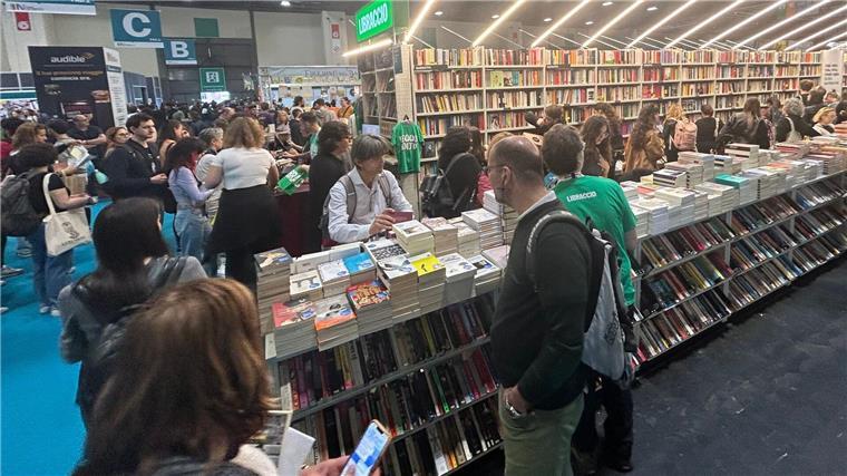 100 Autoren aus Italien bei der Frankfurter Buchmesse Besucher an einem Stand auf der Buchmesse in Turin. Schwerpunkt ist in diesem Jahr die deutschsprachige Literatur.