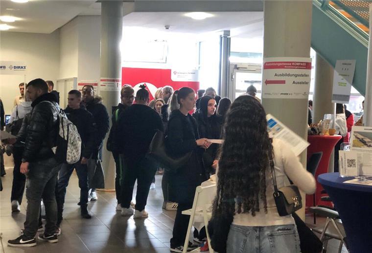 Vielfalt des Ausbildungsangebotes auf der Ausbildungsbörse KOMPASS Besucher der Kompass-Messe