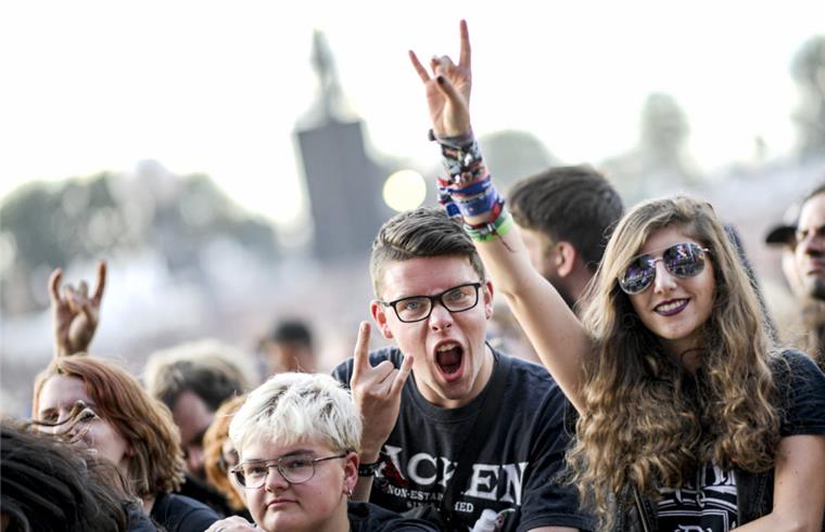 Besucher des Wacken Open Air tanzen und feiern vor den Bühnen. 