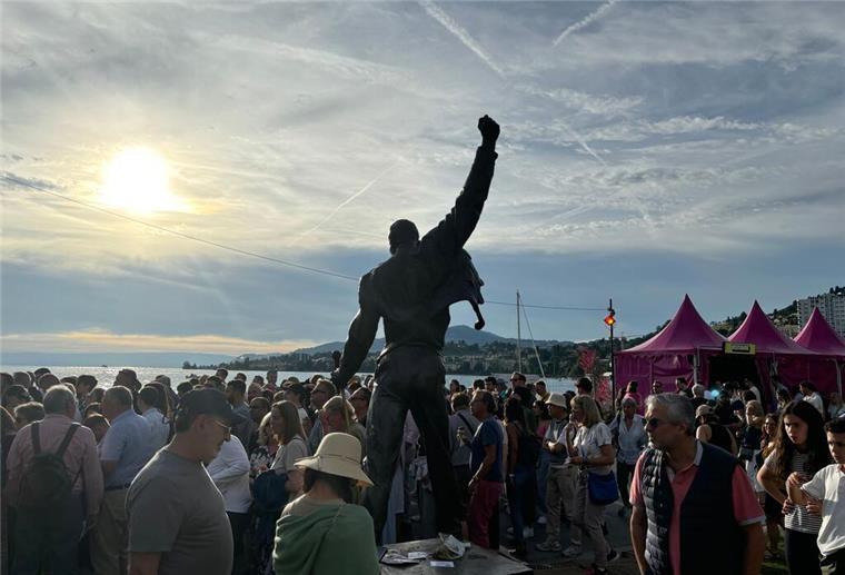 Besucher drängen sich am Denkmal für einen der berühmtesten Montreux-Besucher, Freddie Mercury, vor dem Eingang der Seebühne.