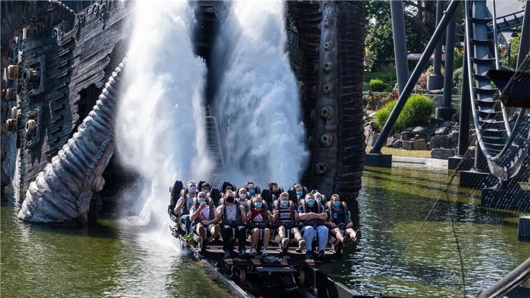 Technikproblem: Gäste aus Achterbahn im Heide Park evakuiert Besucher fahren mit einer Achterbahn im Heide Park Soltau.