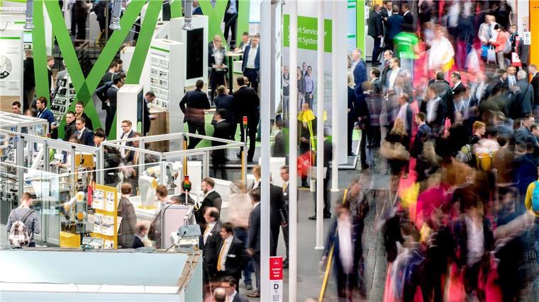 Deutsche Messe meldet Gewinn von knapp 30 Millionen Euro Besucher gehen auf der Hannover Messe an verschiedenen Ständen in Halle 9 vorbei.