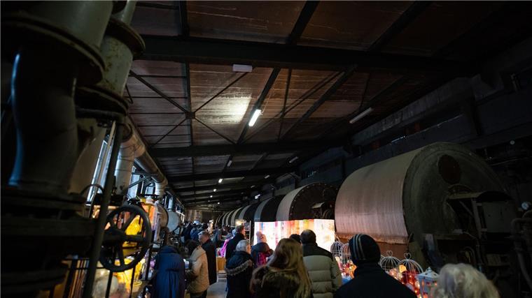 Bergwerksmuseum lockt mit Weihnachtsmarkt unter Tage Besucher gehen über den Weihnachtsmarkt in einer ehemaligen Erzaufbereitungsanlage im Weltkulturerbe Erzbergwerk Rammelsberg.