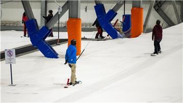 Besucher nutzen die Skihalle Snow Dome.