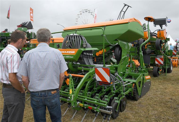 Tarmstedt öffnet Schaufenster der Landwirtschaft Besucher schauen sich bei der Tarmstedter Ausstellung eine Erntemaschine an.