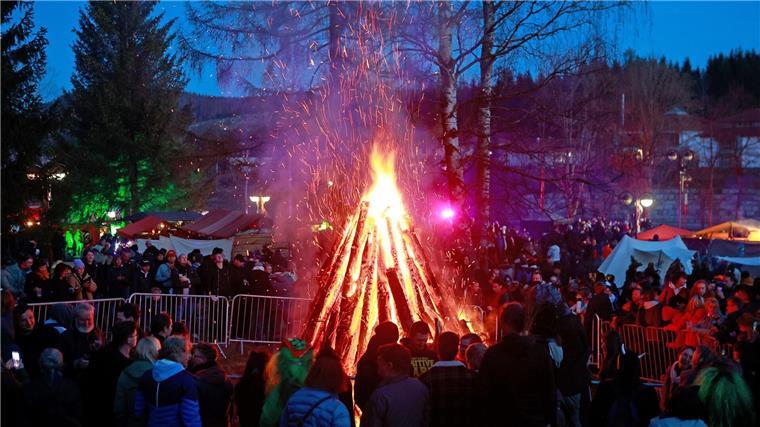 Hexen und Teufel tanzen im Harz in den Mai Besucher stehen auf dem Walpurgisfest in Schierke am Feuer.