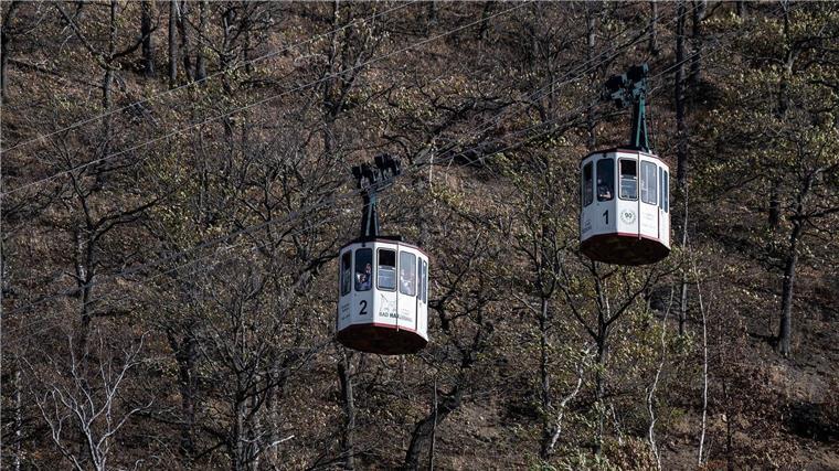 Burgberg-Seilbahn in Bad Harzburg fährt wieder Besucher stehen in einer Gondel der Burgberg-Seilbahn im Harz.