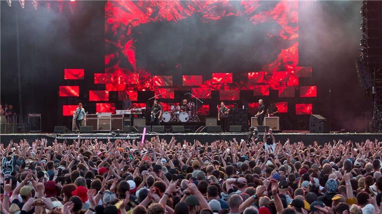 „Senioren im Park“: Mehr Ältere auf großen Festivals Besucher und Fans sehen sich den Auftritt der Foo Fighters beim Abschluss des Open-Air-Festivals Rock im Park 2023 an. Unter den Festivalbesuchern sind auch immer mehr Ältere.