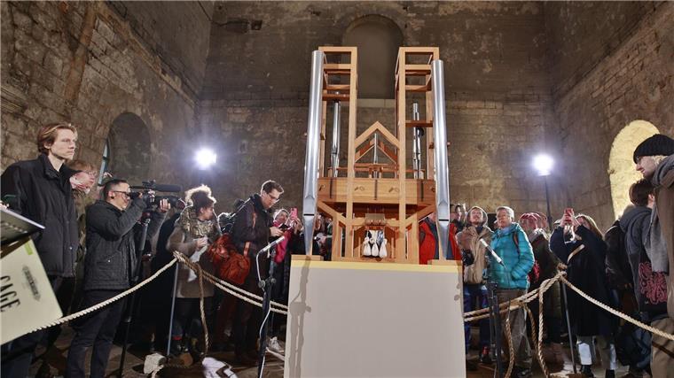 Besucher und Journalisten vor Beginn des Klangwechsels an der Orgel in der Burchardi-Kirche.