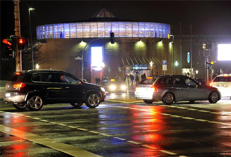 Autos auf der Zufahrt zur Stadthalle