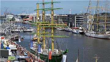 Besucherinnen und Besucher können zahlreiche Schiffe wie beispielsweise das Segelschulschiff „Alexander von Humboldt II“ besichtigen. (Archivbild)