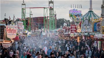 Besucherscharen zwischen Ständen und Fahrgeschäften auf dem 989. Bremer Freimarkt. Allerdings wurden gut 100 Messer sichergestellt. 