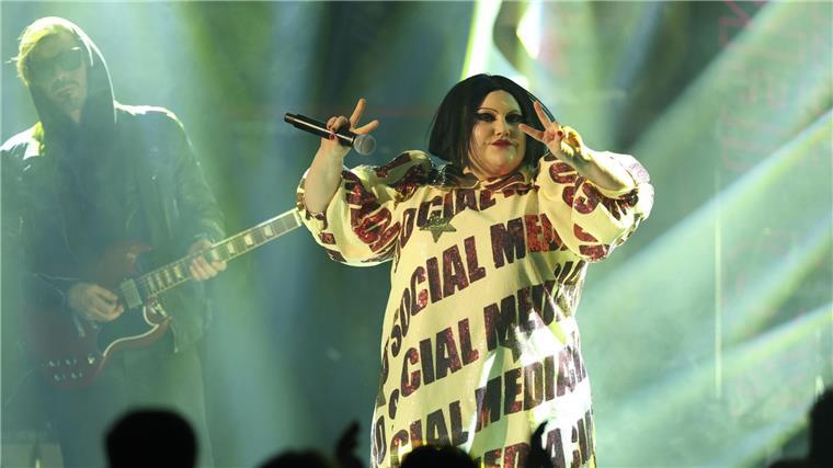 „1Live-Krone“-Verleihung: Ski Aggu feiert dreimal Beth Ditto rockt während der Preisverleihung „1Live-Krone“ im Lokschuppen Bielefeld die Bühne.